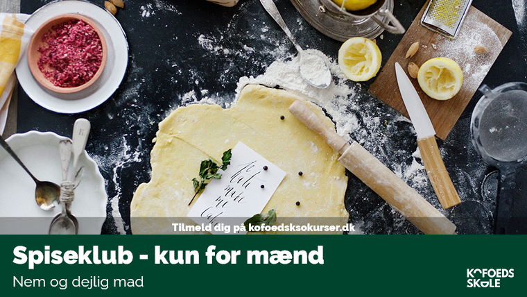 Spiseklub kun for mænd - dej, kniv, tomatsauce og citron på bord